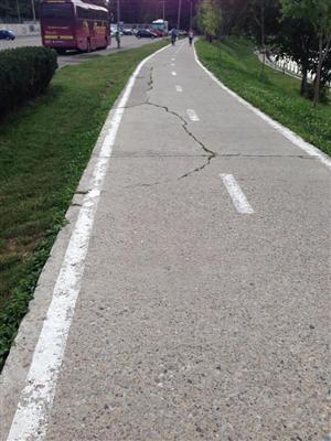 Principala pistă de biciclete a Clujului este distrusă. Un consilier local cere intervenţia primăriei