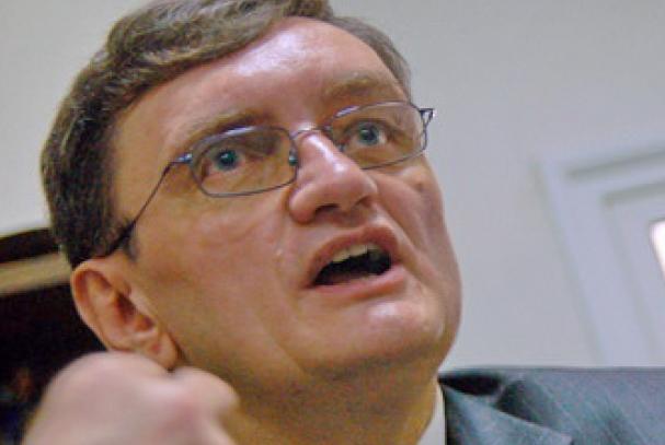 Traseismul dăunează funcţiei. Opoziţia cere demisia Avocatului Poporului