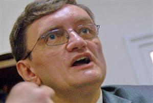 Traseismul dăunează funcţiei. Opoziţia cere demisia Avocatului Poporului