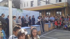 A ÎNCEPUT ŞCOALA: Şcolile Racoviţă şi Bob, pline de elevi şi părinţi emoţionaţi