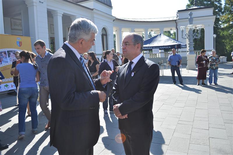 Boc, bucătar pentru o zi. Le-a preparat salate celor mici GALERIE FOTO
