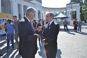 Boc, bucătar pentru o zi. Le-a preparat salate celor mici GALERIE FOTO