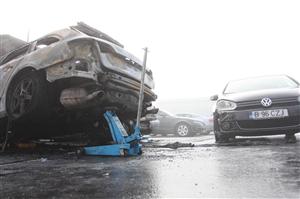 Trei maşini distruse în urma unui accident în lanţ. Şoferul care l-a provocat a ajuns la spital