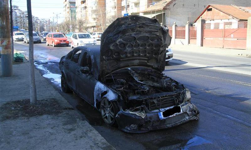 Incendiu în trafic. Maşina unui poştaş a ars complet VIDEO
