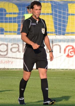Arbitrul cu apărători, la derby-ul Clujului :)