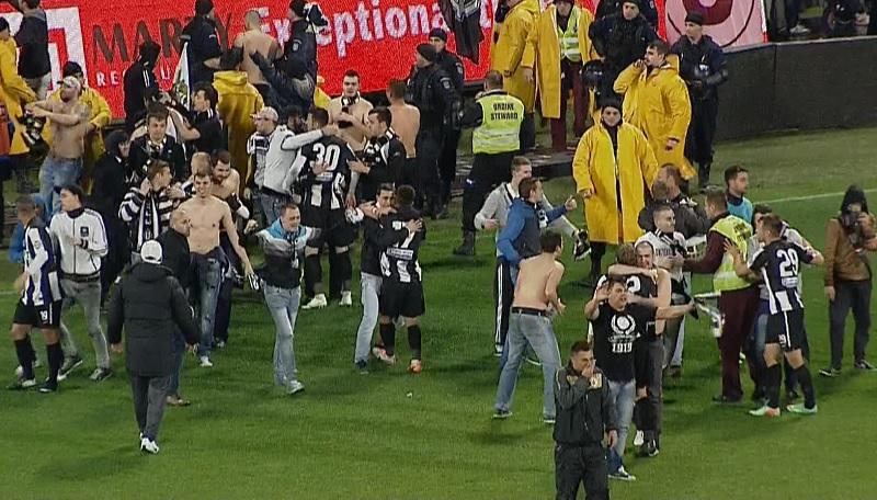 Jandarmeria, în boxa acuzaţilor. A amendat un suporter pentru că şi-a îmbrăţişat favoriţii