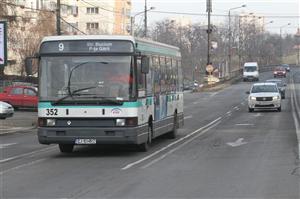 Bătrân, rănit grav de un autobuz. Încerca să treacă neregulamentar strada