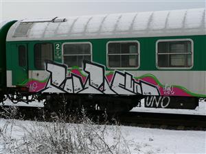 Graffiti în gară. CFR umblă cu vagonul vopsit
