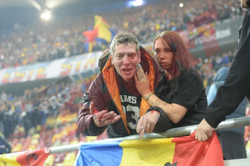 Pumni și gaze lacrimogene! Fanii lui 