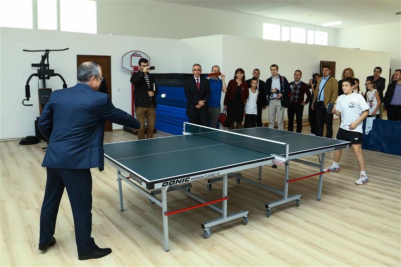 Boc, sportiv pentru o zi. A jucat handbal, baschet şi tenis la inaugurarea unei săli de sport FOTO/VIDEO