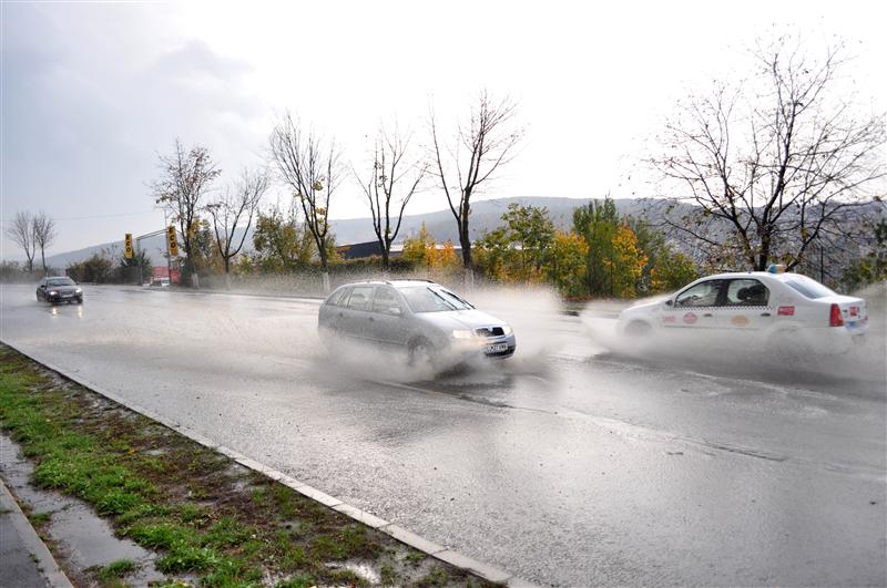 Vine ploaia, se îneacă traficul GALERIE FOTO