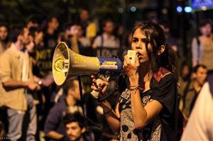 Pusă la plată pentru portavoce. Vorbeşti la miting = eşti organizator = iei amendă