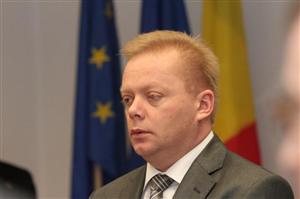 Bătaia cu perne continuă la consiliul judeţean. Oleleu, acuzat de abuz în serviciu, iar Seplecan, făcut clovn politic