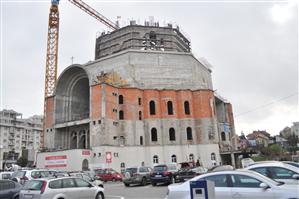 DRAGNEA LA CLUJ. Cu cască de constructor, pe şantierul catedralei greco-catolice din Cluj GALERIE FOTO