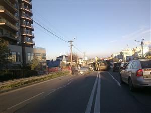 Coliziune în Zorilor: un autoturism s-a izbit într-un excavator