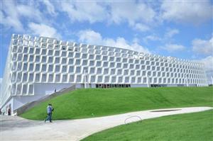 Sala Polivalentă, inaugurată oficial. Boc i-a mulţumit lui Apostu şi a testat suprafaţa de joc FOTO/VIDEO