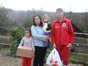 Crucea Roşie a făcut fericiţi nevoiaşii din două localităţi clujene