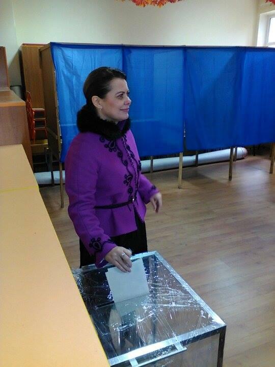 Aurelia Cristea a venit la vot cu un alai în toată regula. 