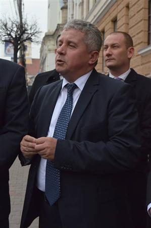 Daniel Buda, fără Emil Boc lângă el, la vot. 