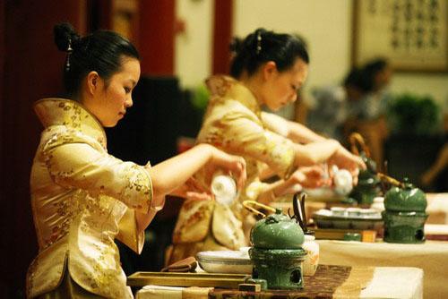 Maeştrii servirii ceaiului chinezesc le arată clujenilor cum să îl prepare