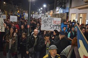 Protestatarii de la Cluj blochează traficul. Restricţii de circulaţie