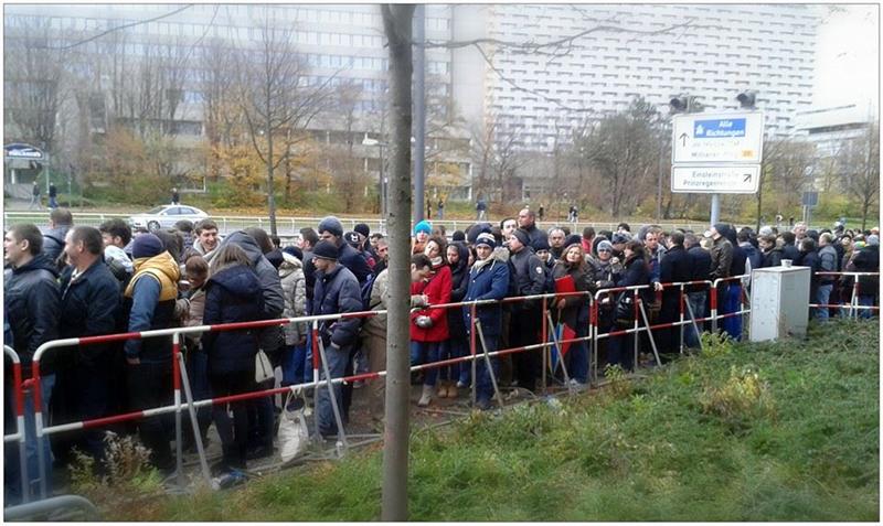 DIASPORA VOTEAZĂ. Cozi interminabile în marile oraşe europene: 