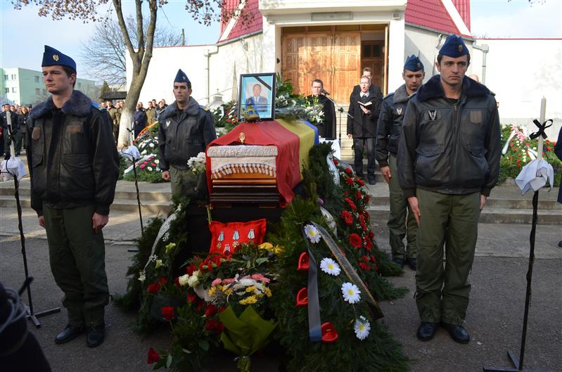 Peste 300 de oameni l-au condus pe ultimul drum pe pilotul Arthur Palfi. 