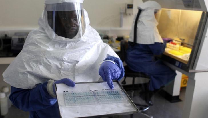CE solicită statelor membre UE mobilizarea a 5.000 de medici pentru combaterea epidemiei de Ebola
