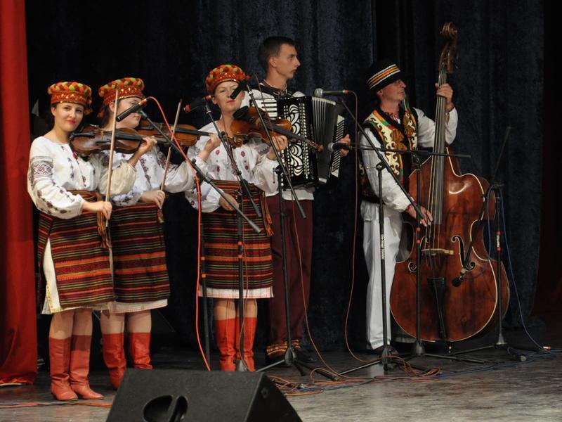 Pasionaţii de folclor îşi pun la încercare talentul. Începe un festival-concurs de interpretare