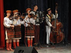 Pasionaţii de folclor îşi pun la încercare talentul. Începe un festival-concurs de interpretare