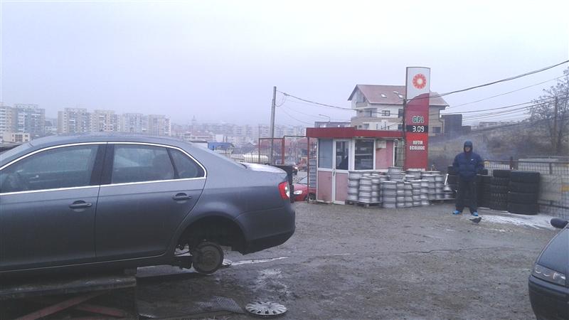 Aglomeraţie la service-urile auto. I-a prins iarna cu anvelope de vară FOTO