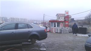Aglomeraţie la service-urile auto. I-a prins iarna cu anvelope de vară FOTO
