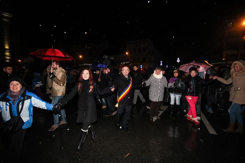 Emil Boc a dansat Hora Unirii în centrul Clujului FOTO