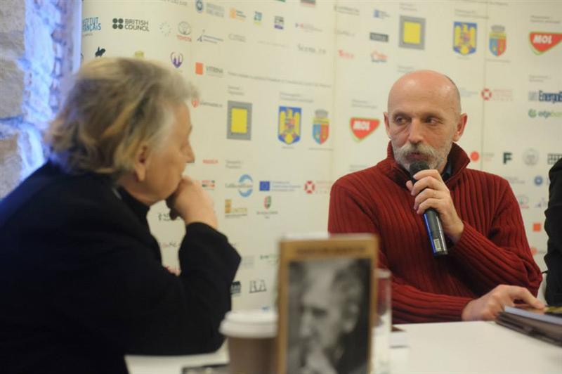 “Cel ce vede glasul” ridică semne de întrebare despre moarte, credinţă şi libertate