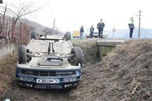 Drumul umed şi viteza dau bătăi de cap şoferilor: un tânăr a zburat cu maşina în şanţ, rănind trei persoane