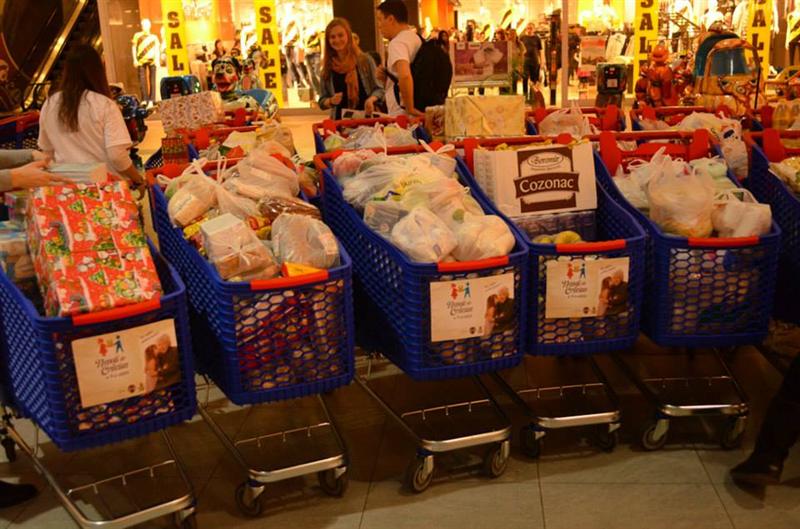Nepoţii de Crăciun îi ajută pe vârstnici şi în acest an