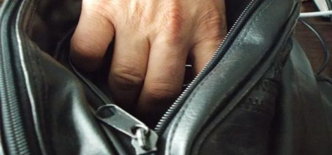Atenţie unde vă ţineţi genţile când mergeţi în oraş. Aţi putea rămâne fără ele