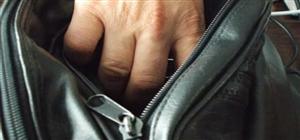 Atenţie unde vă ţineţi genţile când mergeţi în oraş. Aţi putea rămâne fără ele