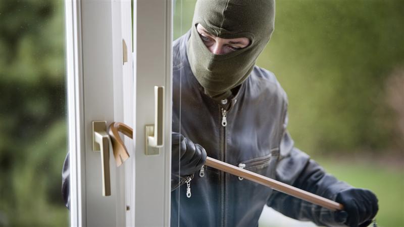 Puşti de 16 ani, prins după ce a dat o spargere de 9.000 de lei. Ce a furat