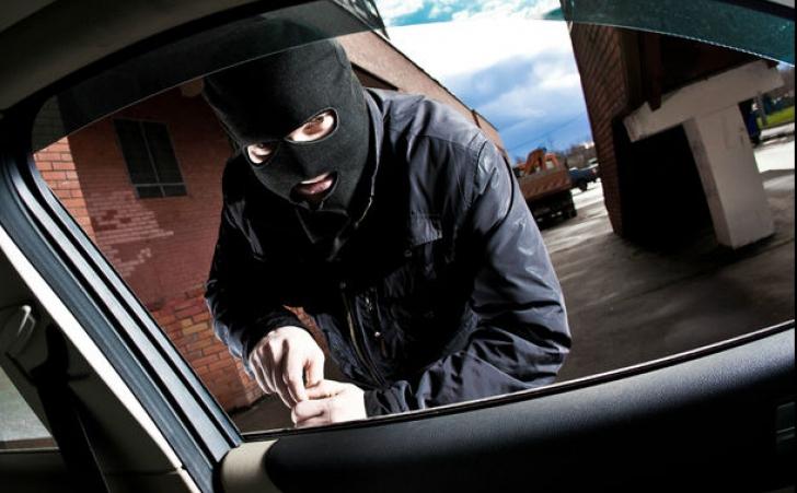 Vinovat, dar cu tupeu. Prins în flagrant în centrul Clujului, un spărgător de autoturisme a devenit violent