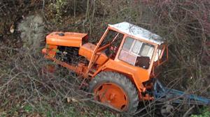 Fără permis şi cu autovehiculul neînmatriculat, un clujean s-a răsturnat cu tractorul 