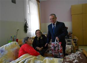 Boc, în rolul lui Moş Crăciun. Primarul a împărţit cadouri vârstnicilor de la centrul de îngrijiri din oraş