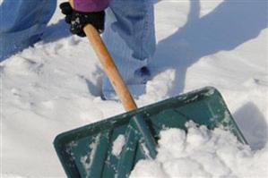 Zăpada le dă bătăi de cap clujenilor. 300 de somații pentru proprietarii care nu și-au curățat trotuarele