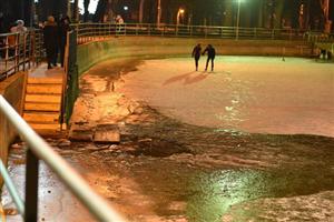 Gheața s-a spart la patinoarul abia deschis în Gherla. O fetiță de 6 ani a căzut în apă