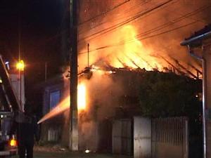 Incendiu violent la o casă. O persoană a decedat