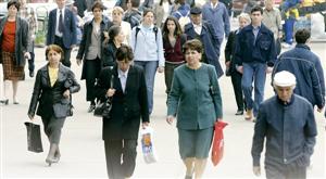 Doar unul din 100 de români îşi permite tot ce-şi doreşte. Celor mai mulţi de-abia le ajung banii de la o lună la alta SONDAJ