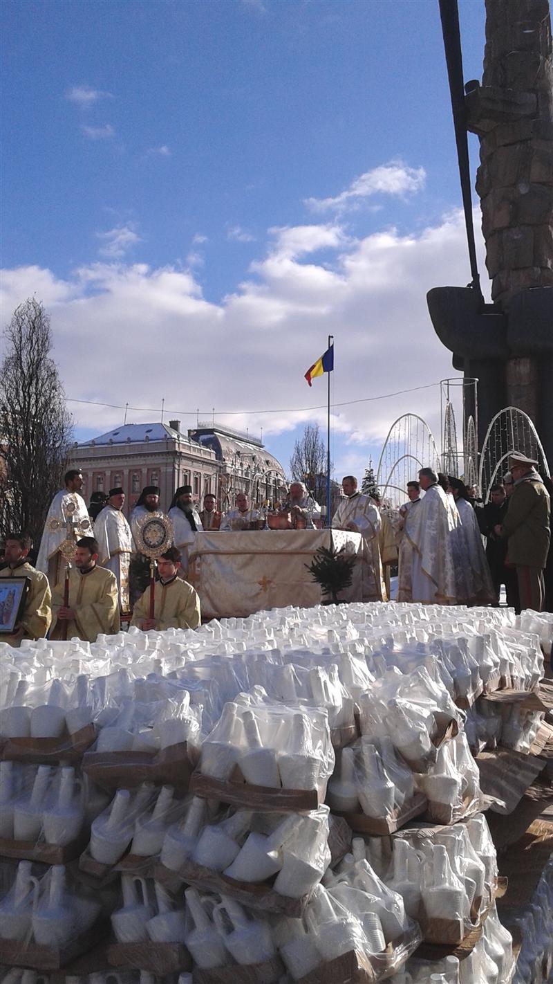 Credincioşii au răbdat frig şi s-au călcat în picioare pentru a primi aghiasmă