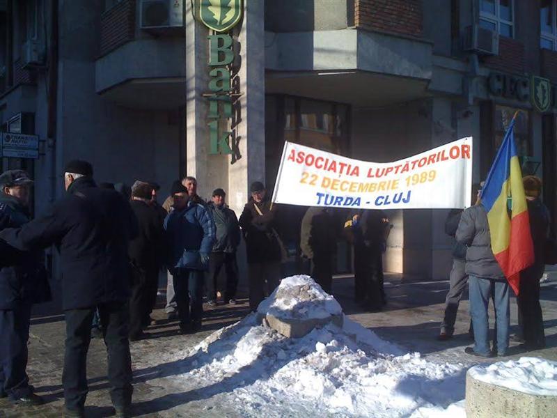 Revoluţionarii protestează în faţa Prefecturii. 