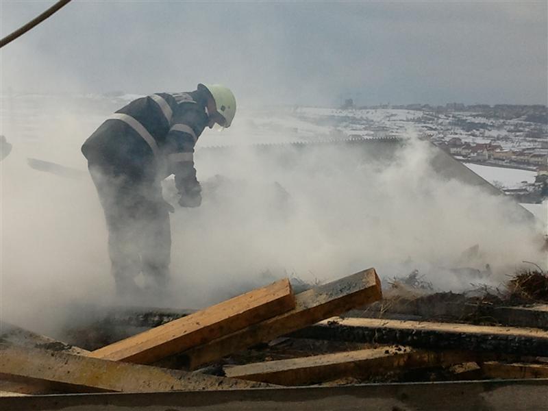 Incendiu la o bucătărie de vară. O persoană prezintă arsuri