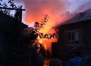 Incendiu la casă. Au ars 40 mp din acoperiș